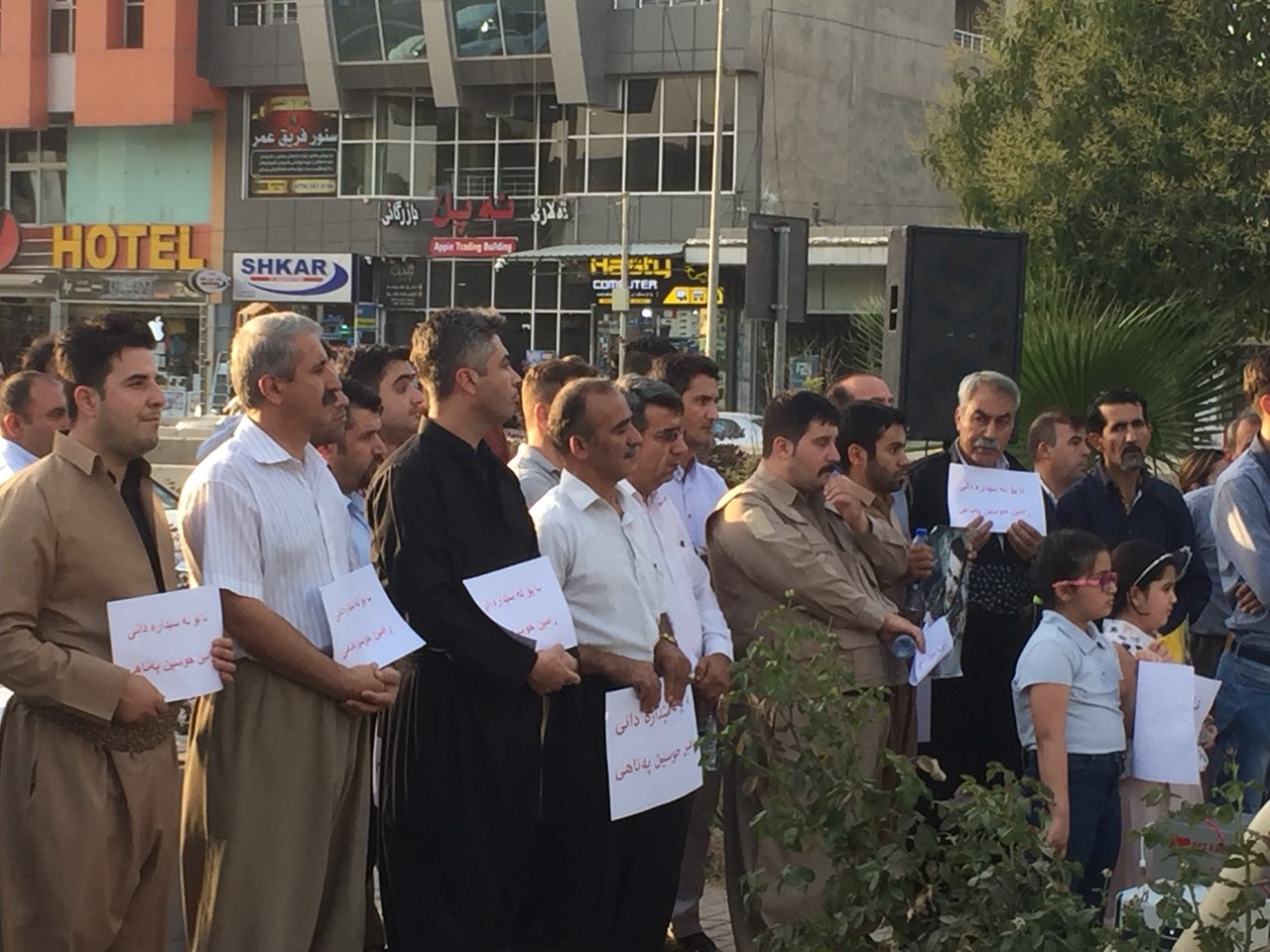 به‌ وێنه‌.. ژماره‌يه‌ك چالاكوان دژى بڕيارێكى له‌سێداره‌دان گردبوونه‌وه‌